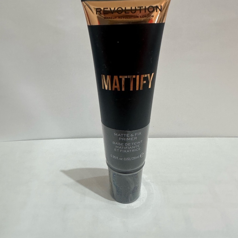 Makeup Revolution Mattify Primer - Black and Gray